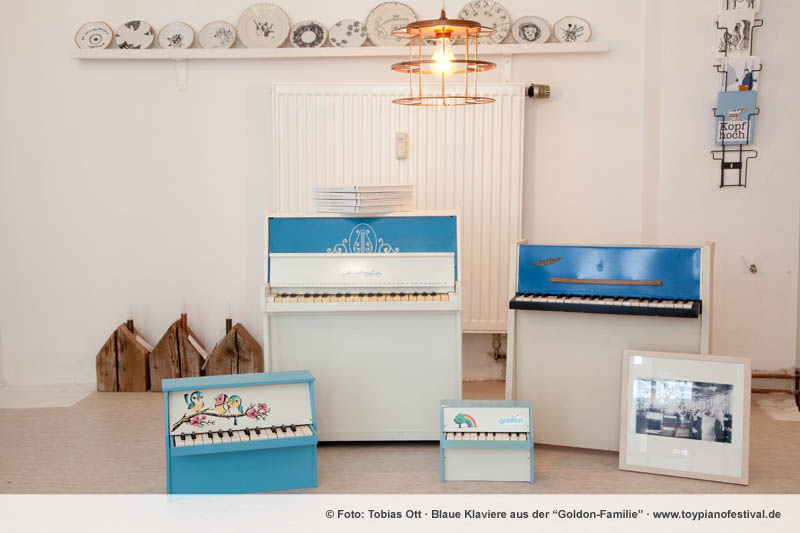 Blaue Kinderklaviere von Goldon